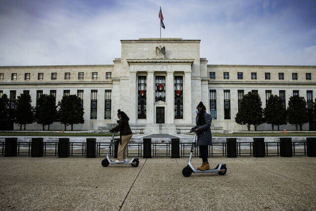 بيانات اقتصادية جديدة تزيد الشكوك بشأن قرب خفض الفائدة الأمريكية