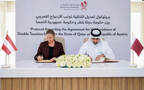 جانب من التوقيع