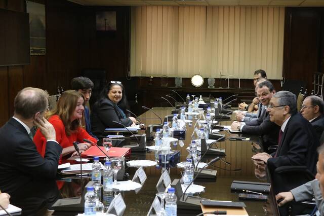 مصر وبريطانيا تبحثان تعزيز التعاون في قطاع الكهرباء والطاقة