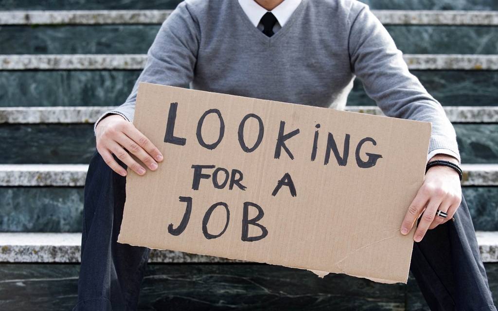 طلبات إعانة البطالة الأمريكية ترتفع بأقل من التوقعات