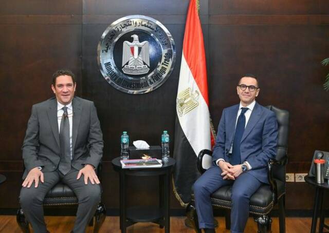 وزير الاستثمار المصري ومسؤول الشركة الإماراتية
