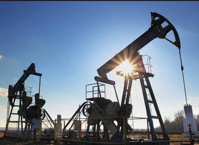 ارتفاع أسعار النفط وسط ترقب تطورات تخمة المعروض