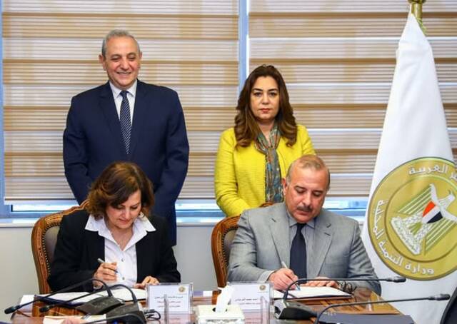 وزيرة التنمية المحلية المصرية تشهد توقيع عقد تشغيل محطة طنطا لإنتاج البيض
