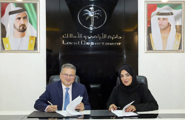 ماجدة راشد، المدير التنفيذي لقطاع تشجيع وإدارة الاستثمار العقاري بدائرة الأراضي بدبي ووسيم سيفي، نائب الرئيس التنفيذي للخدمات المصرفية في "الإمارات الإسلامي"، الصورة من بيان صحفي