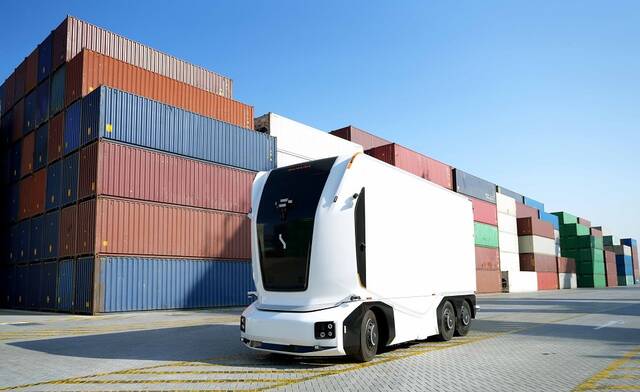 "دي بي ورلد" تعتمد حلولاً كهربائية ذاتية القيادة لنقل البضائع