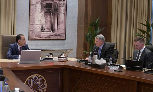 رئيس وزراء مصر يبحث تعزيز التعاون مع شركة شيفرون في مجال البترول والغاز