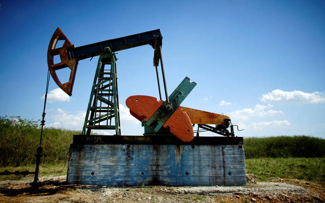 النفط يتراجع عند التسوية مع خفض تقديرات الطلب العالمي