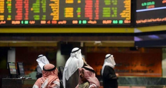 متعاملون يتابعون أسعار الأسهم بالبورصة الكويتية - أرشيفية