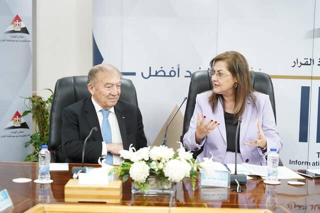 هالة السعيد وزيرة التخطيط والتنمية الاقتصادية مع خالد العسيلي وزير الاقتصاد الفلسطيني