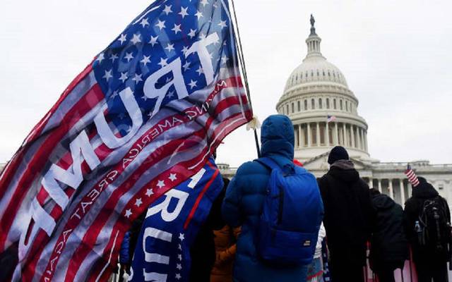 أنصار ترامب يحتشدون أمام الكونجرس أثناء التصديق على نتائج الانتخابات