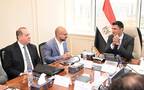 جانب من اجتماع وزير الصناعة مع مسؤولي الشركة
