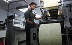 عامل في مصنع طباعة - الصورة من رويترز أريبيان آي