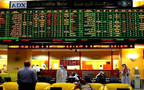 مستثمرون يتابعون تداولات الأسهم بسوق أبوظبي للأوراق المالية