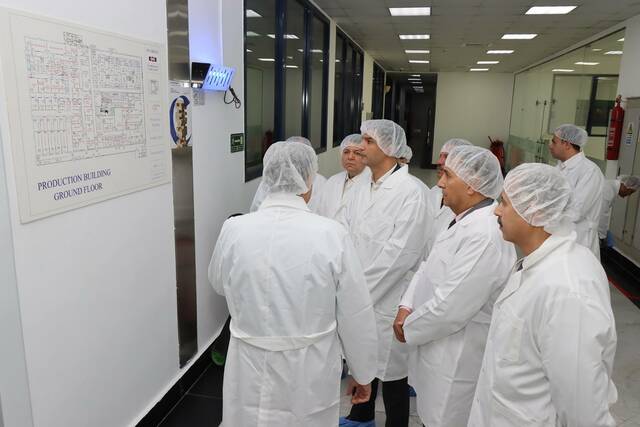 وزير الصناعة خلال جولته التفقدية