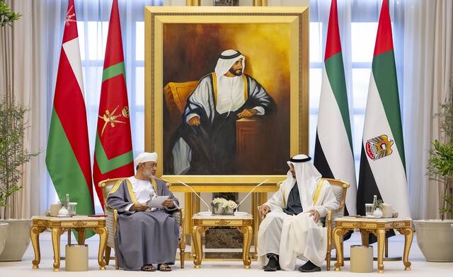 محمد بن زايد وسلطان عُمان يبحثان تعزيز التعاون الخليجي والتطورات بالمنطقة