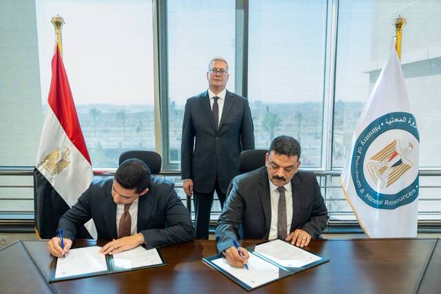 جانب من التوقيع