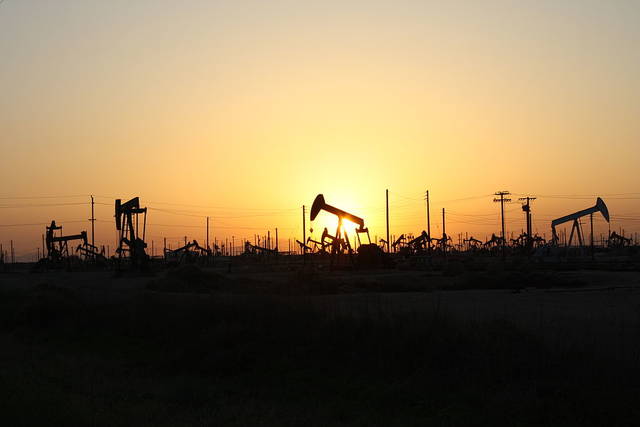 Oil settles slightly higher as US, Saudi tensions eased