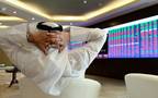 مستثمر يتابع التداولات ببورصة قطر