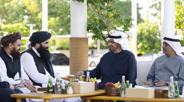 الشيخ محمد بن زايد آل نهيان رئيس الإمارات وسراج الدين حقاني وزير الداخلية في أفغانستان