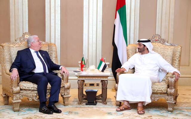 عبد الله بن طوق المري وزير الاقتصاد الإماراتي مع نظيره البرتغالي مع بيدرو ريس