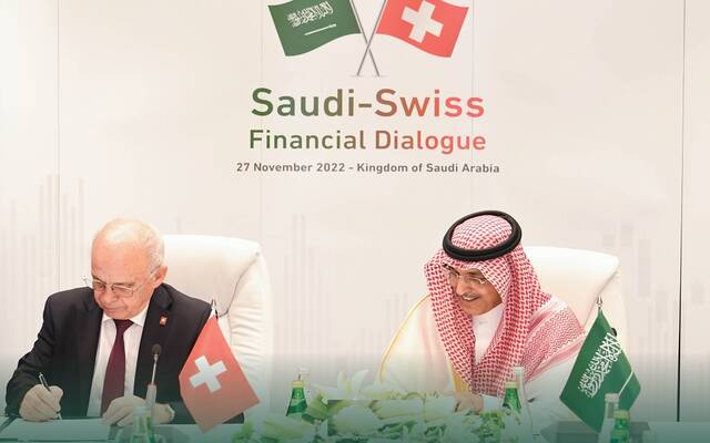 وزير المالية السعودي ونظيره السويسري يوقعان وثيقة إعلان النوايا في الرياض
