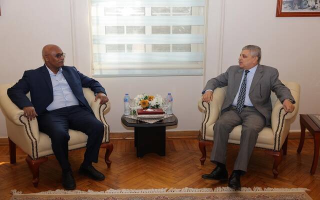 أسامة ربيع رئيس هيئة قناة السويس وجيلاني محمد جيلاني المدير العام لهيئة الموانئ البحرية السودانية