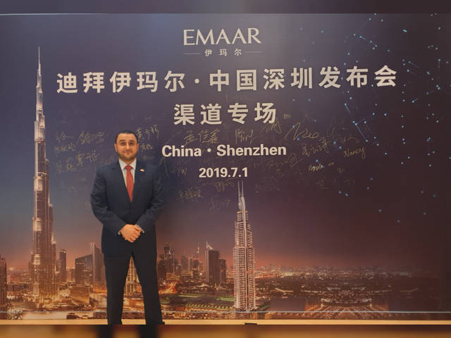 أحد مسؤولي الشركة بالمقر الجديد لإعمار في الصين