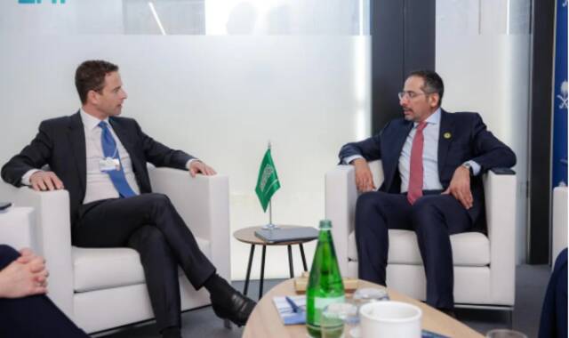 وزير الصناعة يلتقي قادة شركات صناعية وتعدينية عالمية في "دافوس 2025"