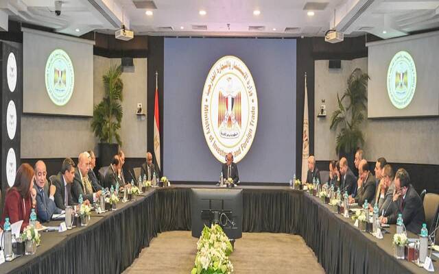 جانب من اجتماع وزير الاستثمار والتجارة الخارجية في مصر الدكتور محمد فريد صالح