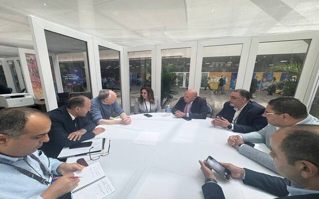 الدكتورة منال عوض وزيرة التنمية المحلية المصرية مع جاك دانجرموند مؤسس ورئيس مجلس إدارة شركة Esri  العالمية