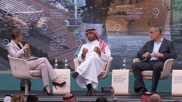 جانب من مشاركة نائب الرئيس التنفيذي لمشروع نيوم، ريان فايز، في اليوم الثاني لمؤتمر مبادرة مستقبل الاستثمار بالرياض