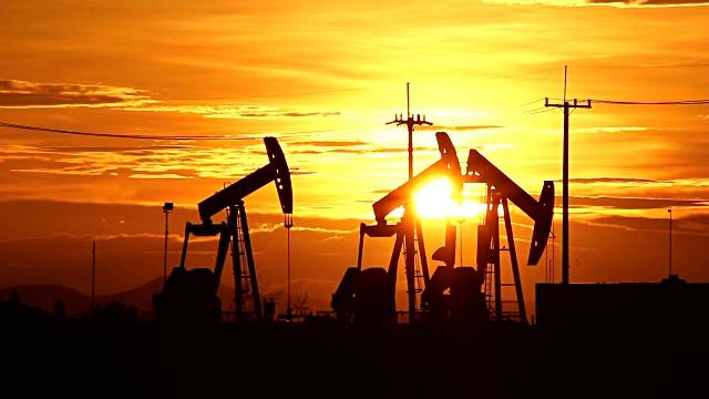 Oil falls as tariff war fans global slowdown risks
