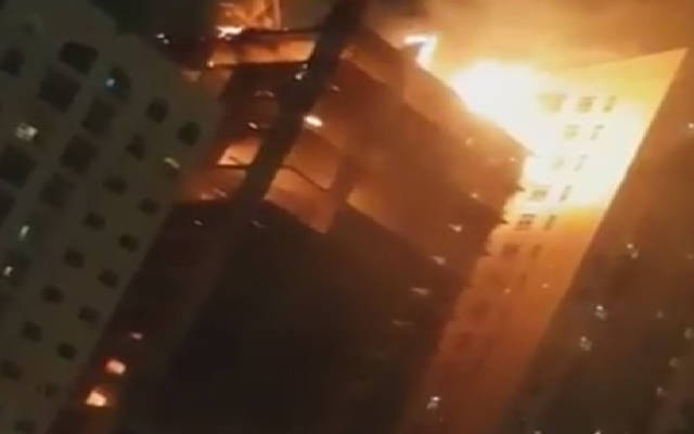 قوات الدفاع المدني في دبي تسيطر على حريق برج الشعلة