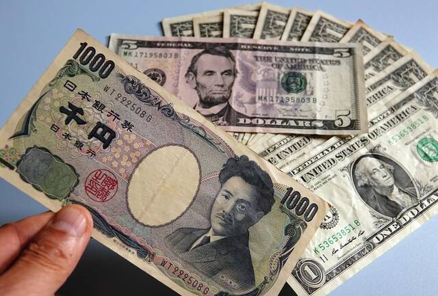 الين الياباني يهبط أمام الدولار ويسجل أدنى مستوياته منذ 1990