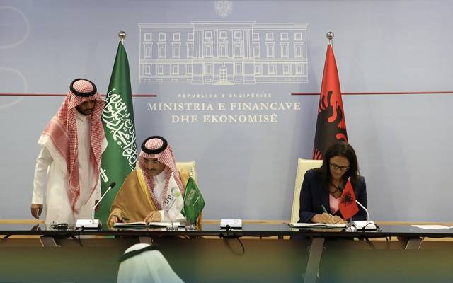 الرئيس التنفيذي للصندوق السعودي للتنمية يوقع الاتفاقية مع وزيرة المالية والاقتصاد الألبانية