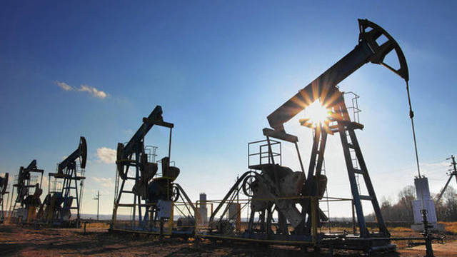 النفط يتراجع 4% بعد إجهاض اتفاق تثبيت الإنتاج