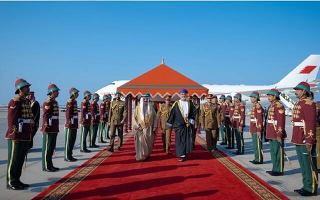ملك البحرين يصل إلى سلطنة عُمان في زيارة دولة