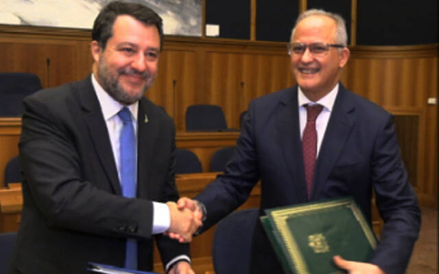 المغرب وإيطاليا توقعان اتفاقية للاعتراف المتبادل برخص السياقة