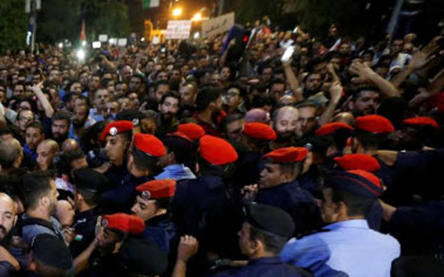 احتجاجات بالأردن بعد زيادة الضرائب وتوقعات بإقالة رئيس الوزراء