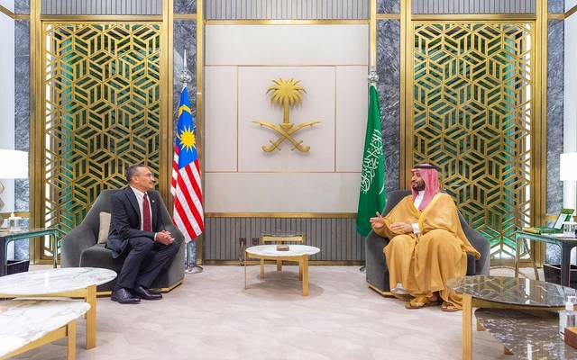 ولي العهد السعودي ووزير الدفاع الماليزي يبحثان تعزيز التعاون العسكري
