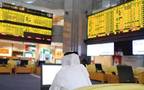 مستثمر يتابع تداولات الأسهم في سوق أبوظبي للأوارق المالية