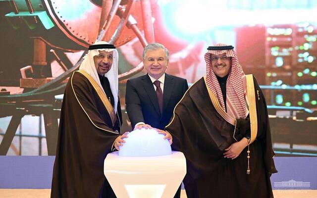 وزير الاستثمار السعودي ورئيس جمهورية جمهورية أوزبكستان ورئيس شركة أكوا باور يشهدان وضع حجر الأساس لمشروع لإنتاج الهيدروجين الأخضر