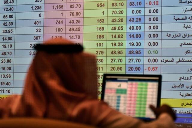 متعامل يتابع أسعار الأسهم السعودية - أرشيفية