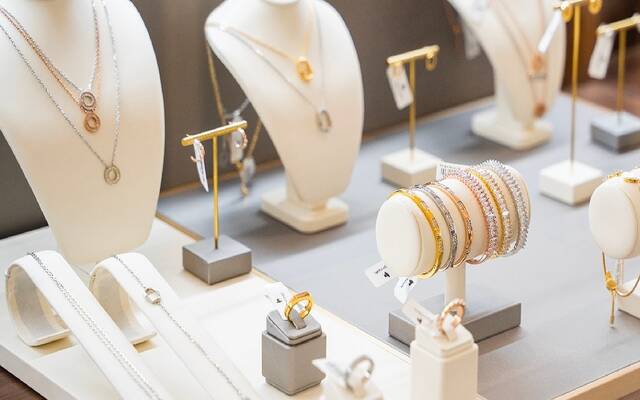 إنفوجرافيك.. مشتريات المجوهرات والسبائك الذهبية في السعودية آخر 10 سنوات