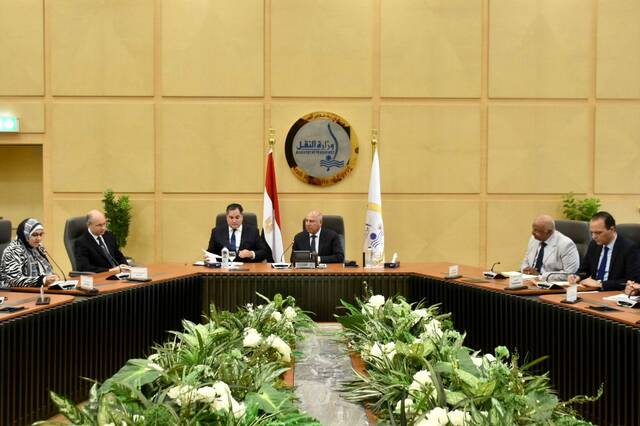 وزير النقل المصري مع وزير الاقتصاد الوطني المجري
