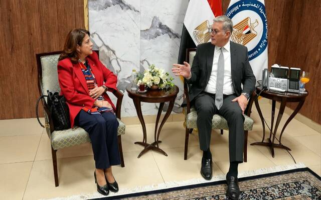 المهندس كريم بدوي وزير البترول والثروة المعدنية المصري وداليا الجابري رئيسة شركات شل مصر