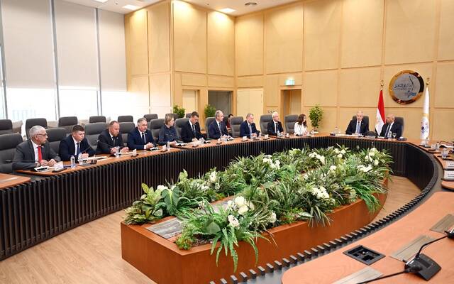 كامل الوزير نائب رئيس مجلس الوزراء للتنمية الصناعية وزير الصناعة والنقل مع إيجور سيرجينكو رئيس مجلس النواب البيلاروسي