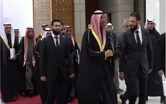 قائد إدارة العمليات العسكرية في سوريا أحمد الشرع وعبدالله علي اليحيا وزير الخارجية الكويتي