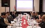 أنور إبراهيم رئيس وزراء مملكة ماليزيا الاتحادية يستقبل ثاني بن أحمد الزيودي وزير دولة للتجارة الخارجية