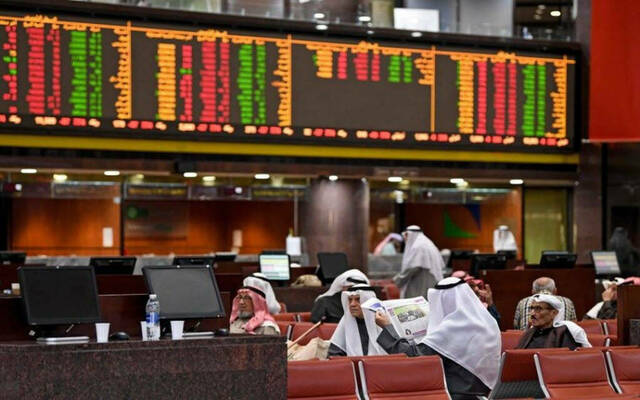 مستثمرون يتابعون التداولات- ببورصة الكويت